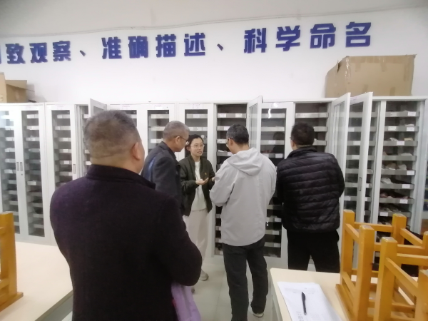 参观测绘地理信息学院矿物实训室照片
