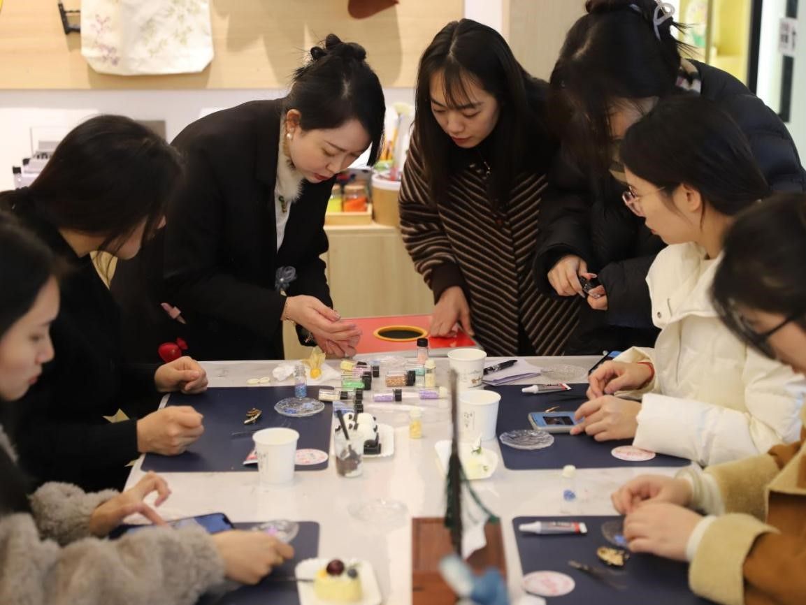 检测公司工会开展三八节非遗螺钿胸针手工活动1