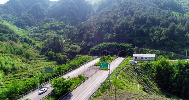 特长大隧道穿越多种不良地质洞段安全综合控制技术研究与应用