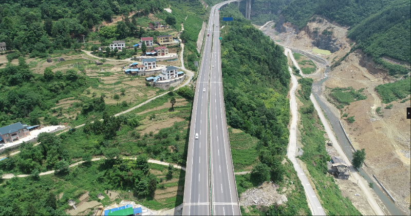 路侧修建中的鱼枧水库