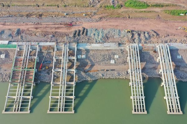 重庆港主城港区黄磏作业区一期工程预制T梁全部吊装施工完成2
