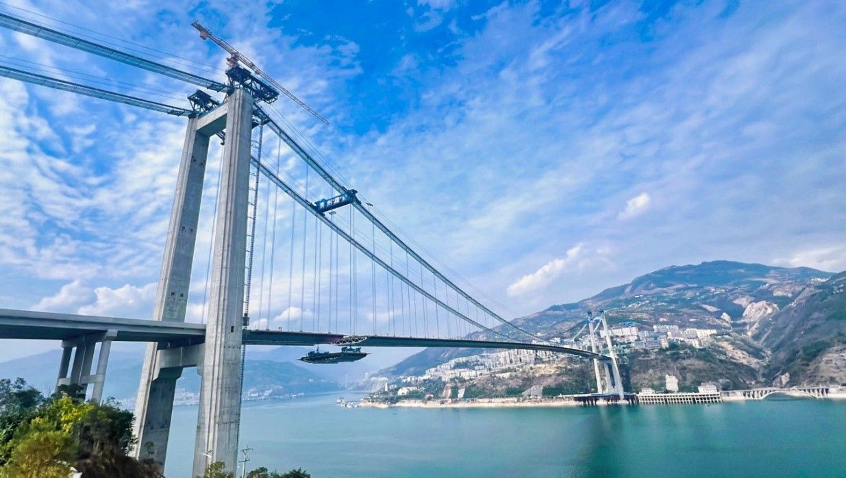 巫山岸合龙段吊装照片