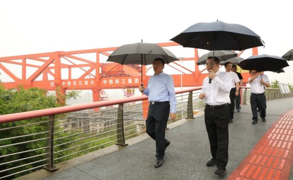 中国中铁副总裁李新生调研中铁长江设计重庆果园港重大件码头EPC项目