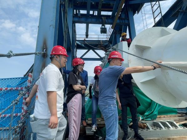 集团公司工程经济所到奉建路特大桥梁施工现场进行观摩学习