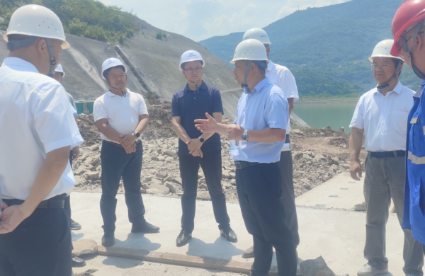 重庆航运建设发展集团总经理蒋江松一行视察调研新田港二期总承包项目