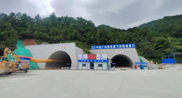 广东阳信高速公路全线最长隧道——飞安隧道顺利贯通2