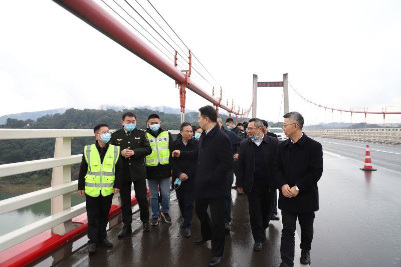 调研检查鱼嘴两江大桥